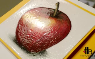 Embossingpulver clear als Schutzschickt auf einer Apfel-Zeichnung.