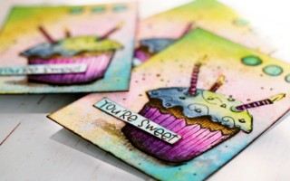 ATC Tauschkarten mit Muffin in leuchtenden Farben.